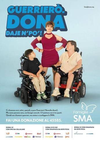 Veronika-Lucia Ocone vende ‘Guerrierò’, l’irriverente campagna di Famiglie Sma