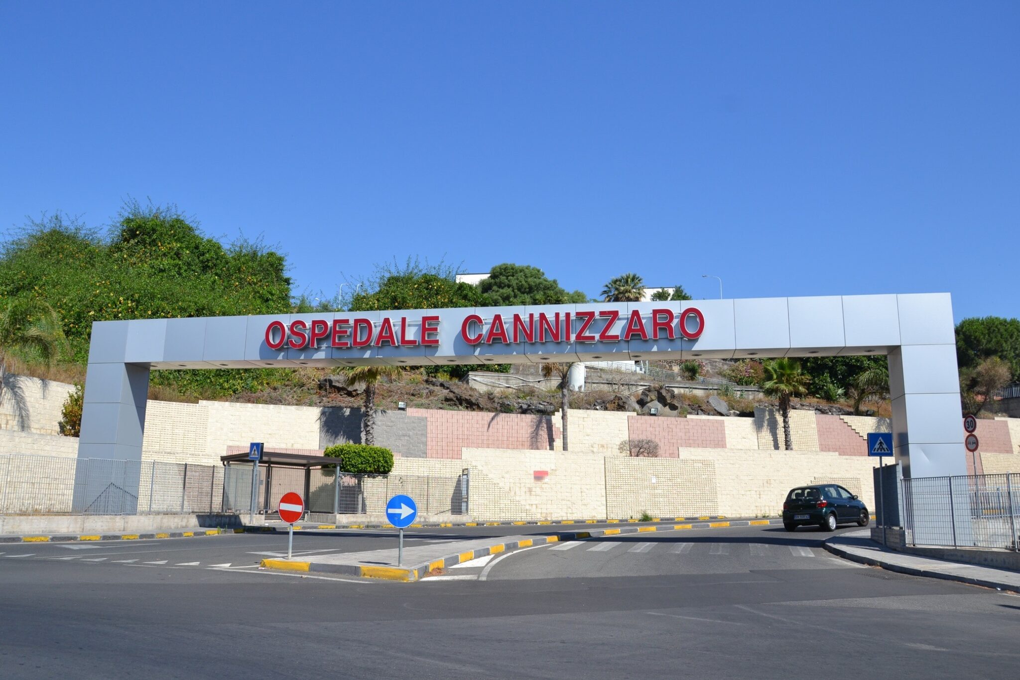 Ruba materiale sanitario dall’ospedale Cannizzaro di Catania, denunciato 34enne