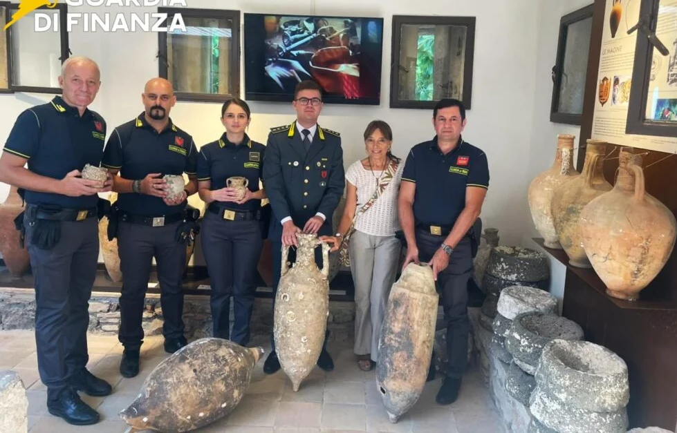 Anfore di oltre duemila anni fa recuperate tra i rifiuti nel Messinese: consegnate dalla GdF al Parco archeologico di Naxos Taormina
