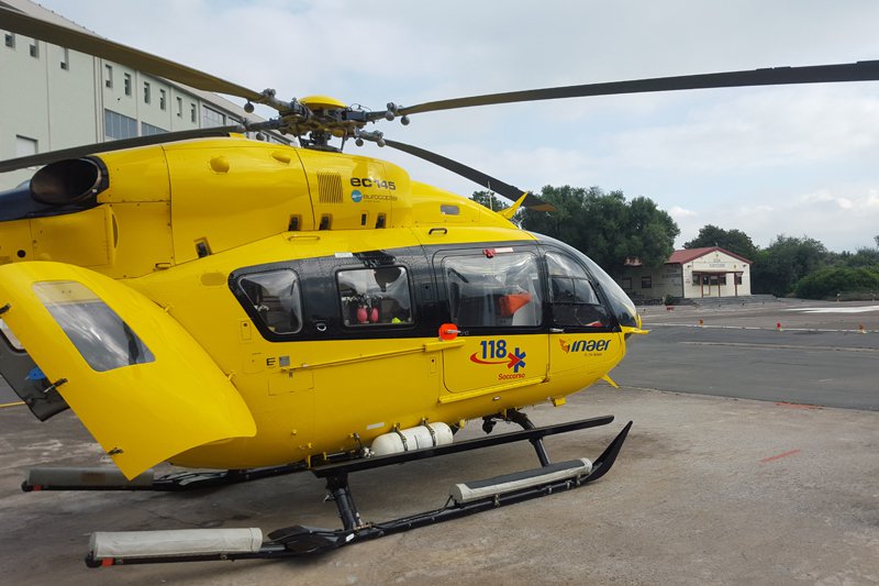 Precipita dal balcone al secondo piano di casa, donna in codice rosso
