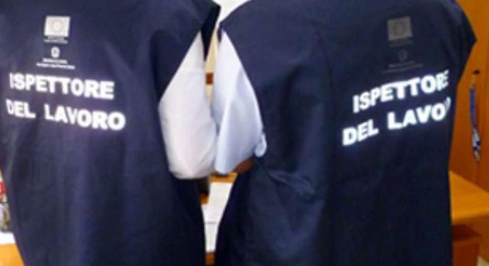 Scoperti 3 braccianti in nero, sospesa azienda agricola nel nisseno