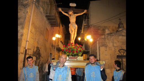 Mussomeli, “Santarrì” in festa con Gesù Nazareno fra bancarelle e ‘ntinna. Messe e processione nel quartiere