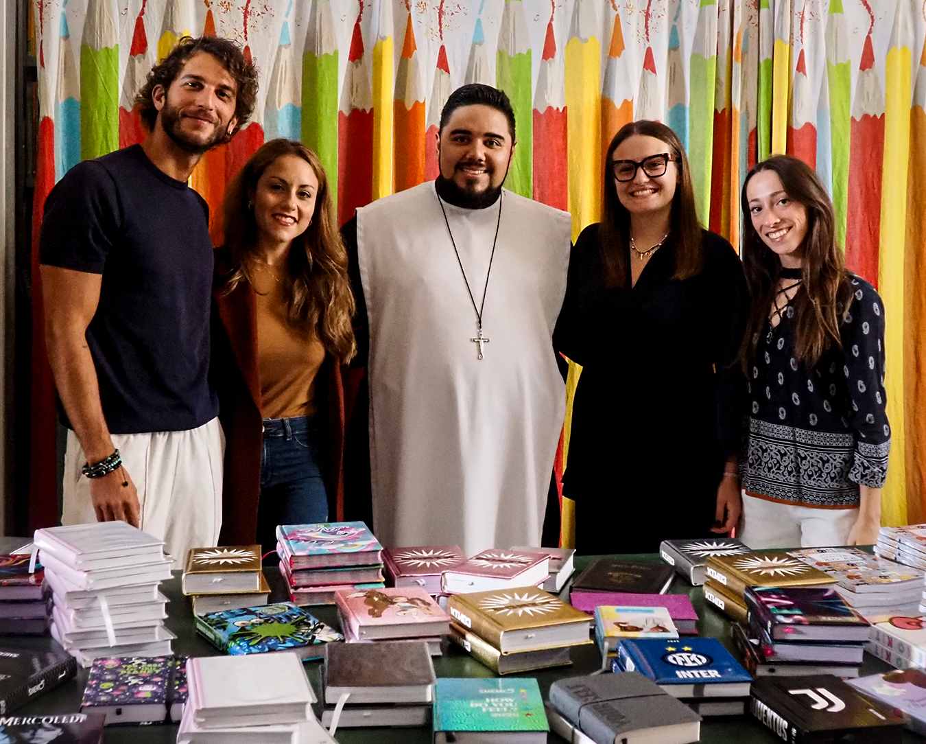 Caltanissetta. Il Rotaract Club dona 100 diari e 100 portacolori ai bambini dell’Associazione “Copiosa Redenzione”