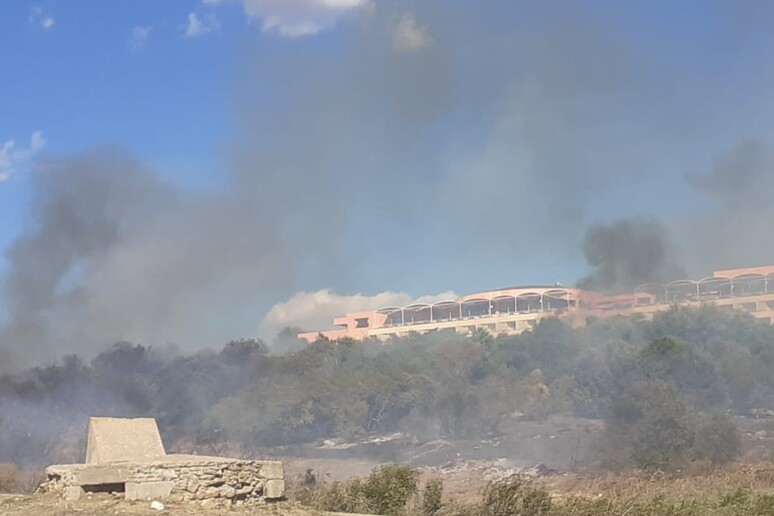 Nell’Agrigentino incendio di grosse dimensioni vicino a complesso turistico: sgomberato hotel