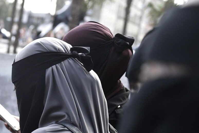 Divieto di velo integrale nei luoghi pubblici e pene più dure per i matrimoni combinati: la proposta di Fdl