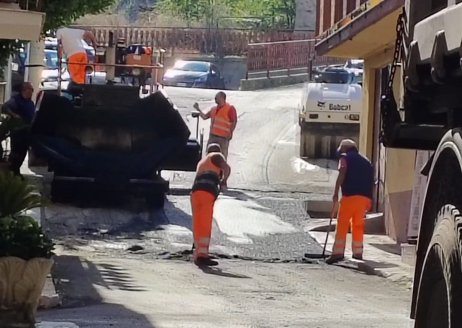 Villalba. Lavori di bitumatura in corso in diverse vie del centro abitato