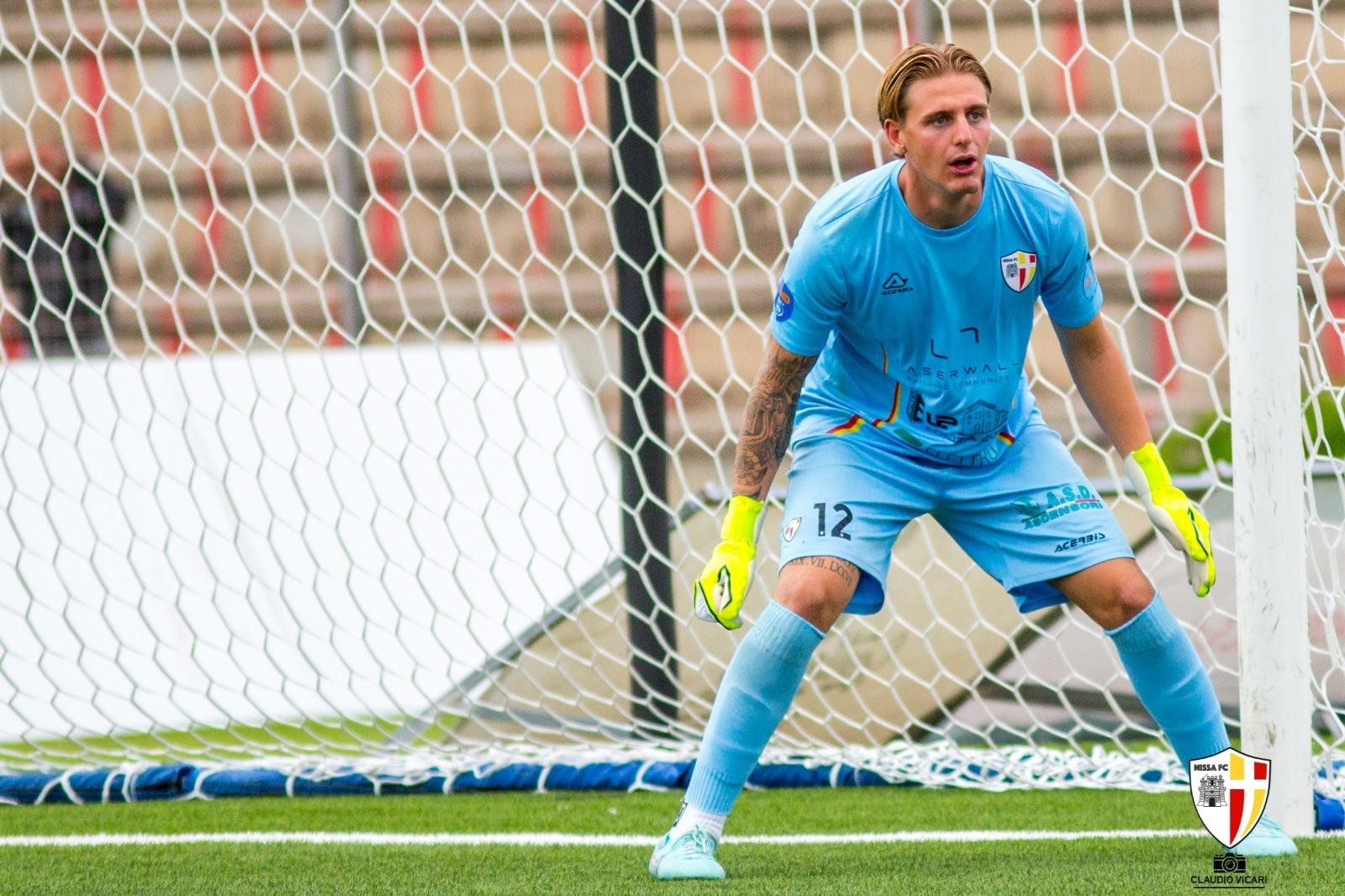 Serie D. La Nissa batte 0-1 la Vigor Lamezia: Castelnuovo para un rigore, segna Rotulo, poi biancoscudati in 10, ma la retroguardia regge