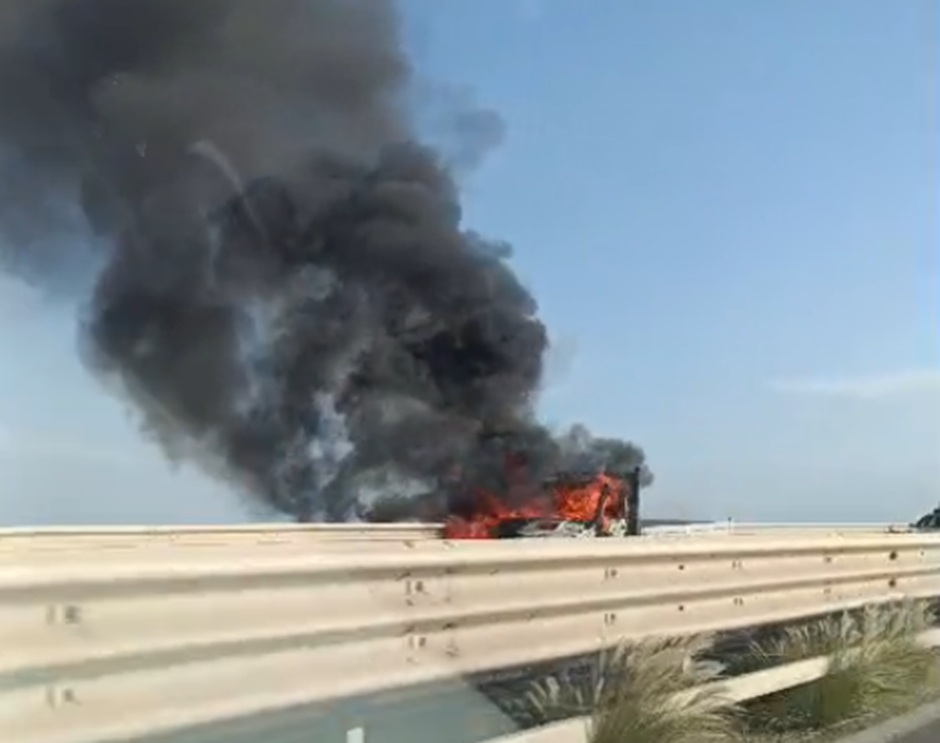 Furgone in fiamme sulla Palermo-Mazara del Vallo