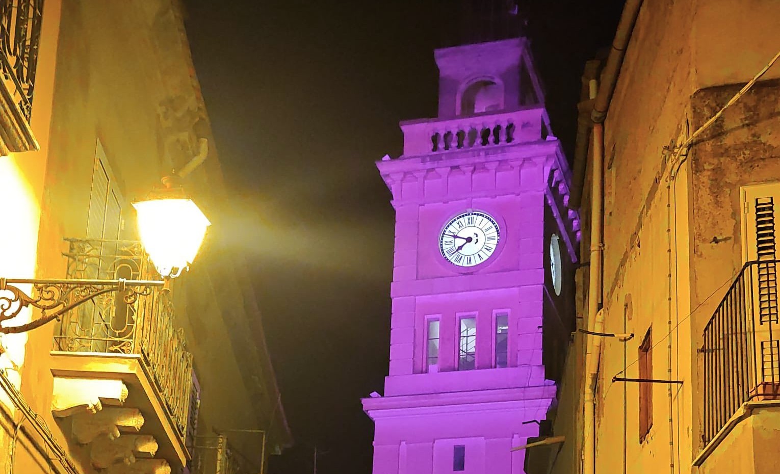 Sommatino. Il Comune ha aderito alla Campagna Nastro Rosa promossa da Airc illuminando di rosa la Torre Civica