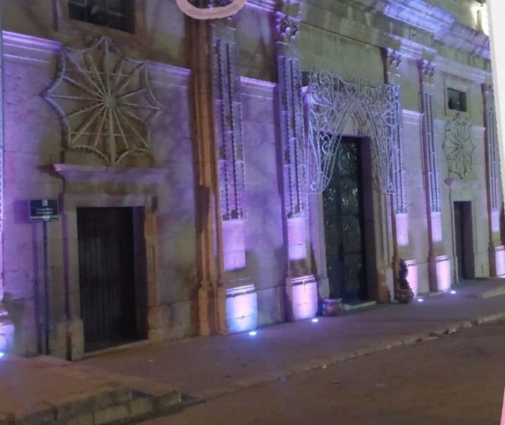 Villalba. In occasione del mese della prevenzione del tumore al seno la Chiesa Madre si colora di rosa