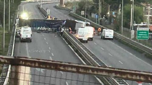 Camion si ribalta in autostrada, chiusa A29 a Isola delle Femmine