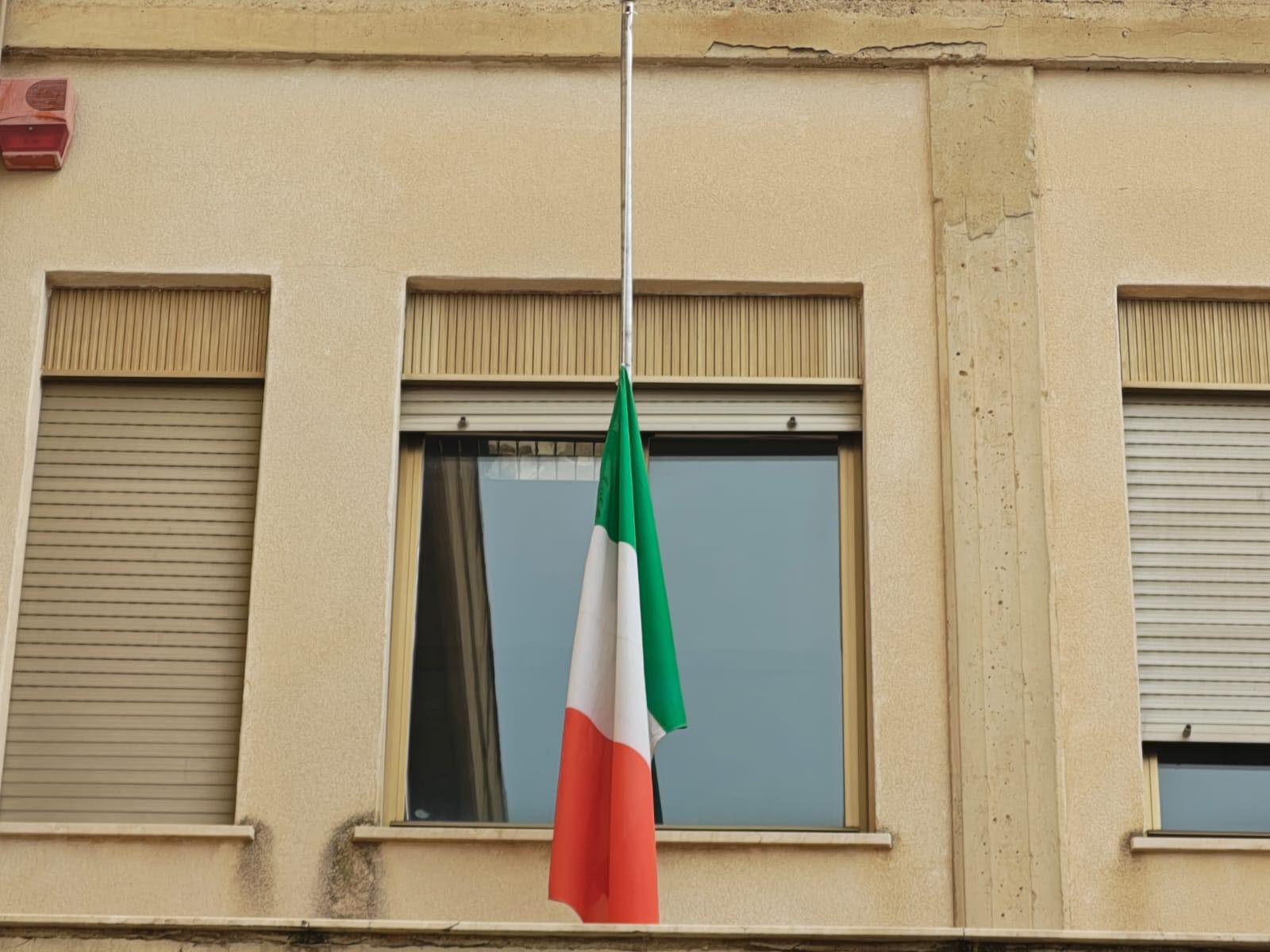 Sommatino. Disposta l’esposizione delle bandiere a mezz’asta in segno di lutto per la tragica morte dei tre carabinieri nel Veronese