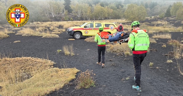 Intervento del Soccorso Alpino sull’Etna, escursionista con frattura a una gamba trasferito all’ospedale di Taormina