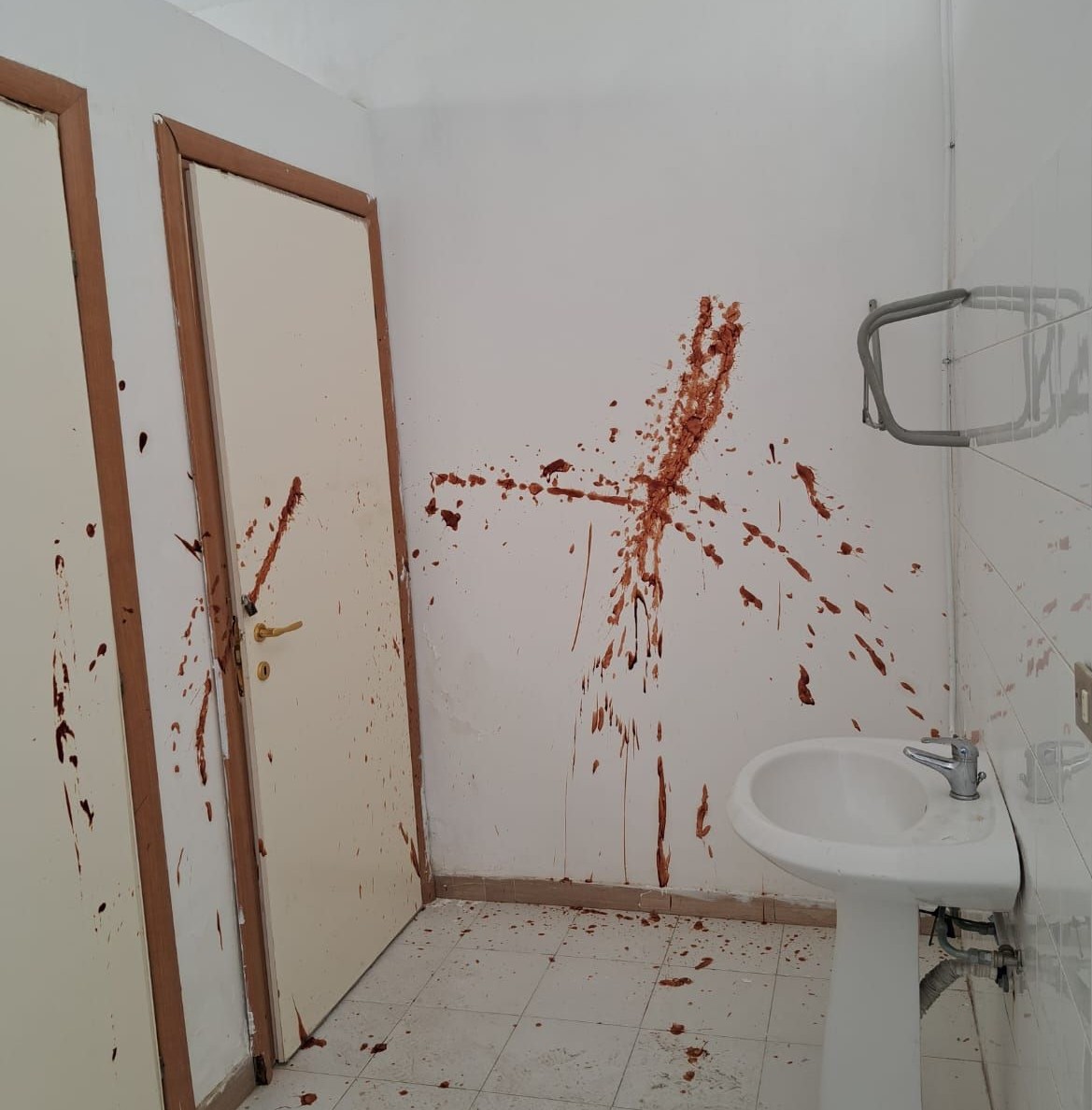 San Cataldo. Vandalizzati i bagni a Santa Germana: pareti imbrattate e lavoro della squadra di manutenzione vanificato