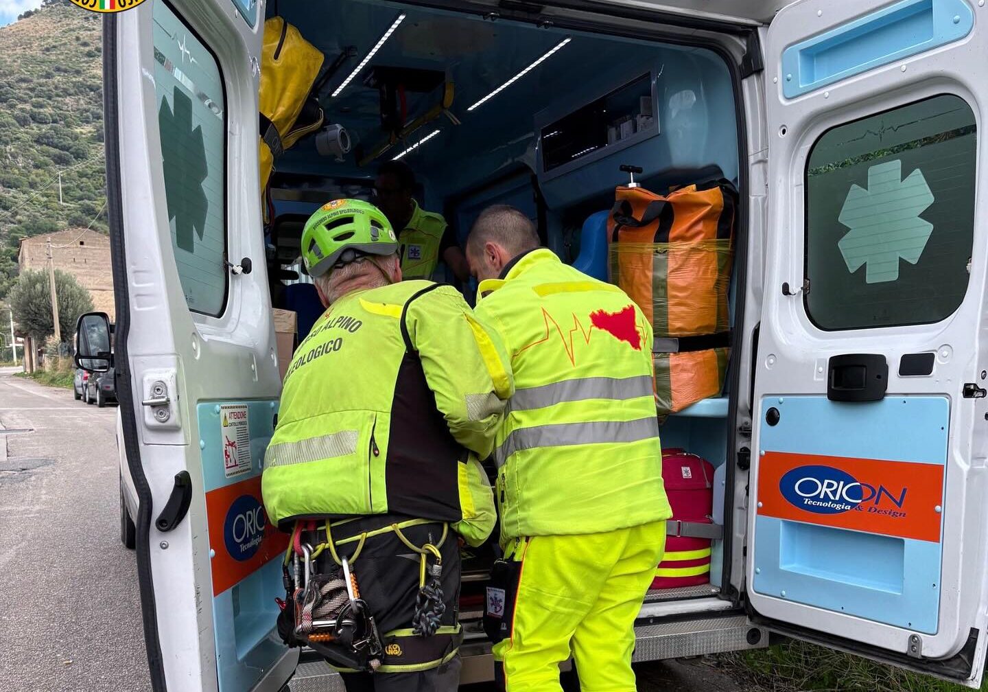 Cade da una scala mentre raccoglie le olive, 55enne soccorsa nel Palermitano