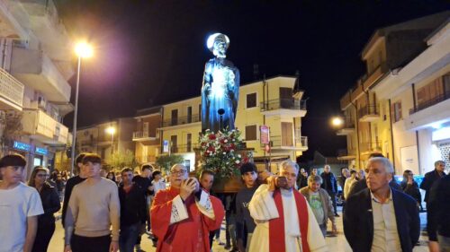Mussomeli, comunità parrocchiale in festa per San Giuda Taddeo. Parroco e diacono sotto le aste del fercolo in processione