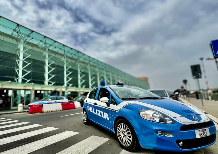 Ritrova portafoglio in un giubbotto e lo consegna alla Polizia: turista recupera e ringrazia agenti e cittadino