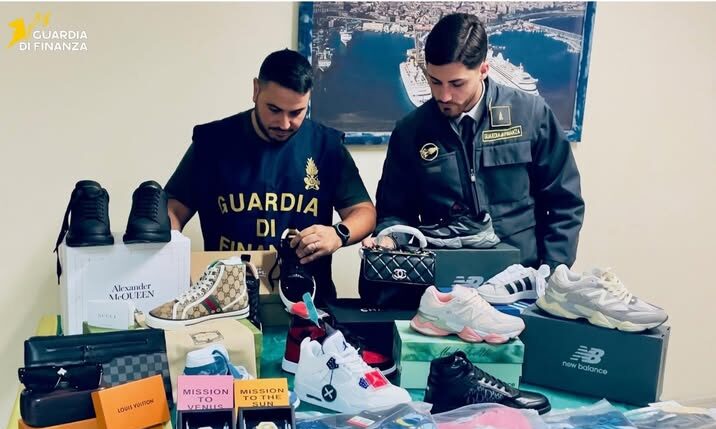 Pubblicizza merce contraffatta sui social, denunciato a Catania: sequestrati oltre 6.600 capi