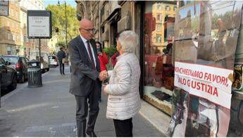 70enne sotto sfratto si ‘accampa’ davanti a ministero via Arenula, Sisto la incontra: “Verifiche sul caso”