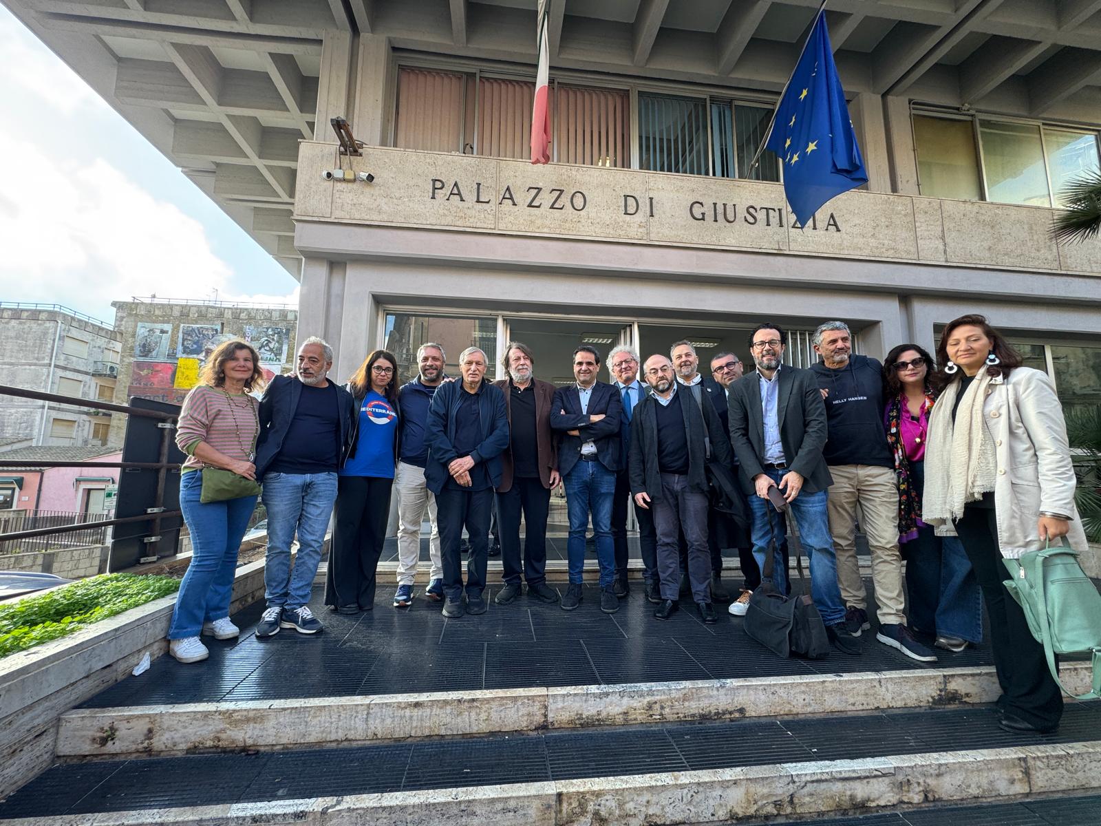 A Ragusa comincia il processo a sei componenti della Mare Jonio: l’accusa è di favoreggiamento all’immigrazione clandestina