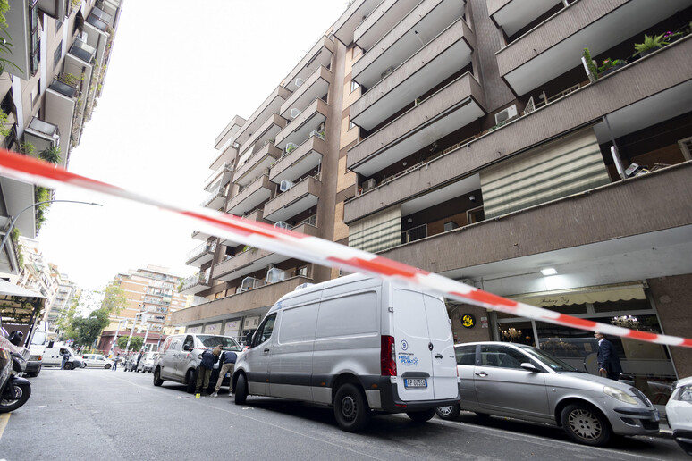 Cade da finestra mentre saluta la sorella: bambino di 11 anni è grave