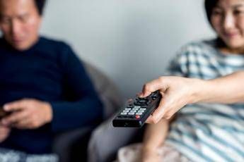 Ascolti tv, ‘Montalbano’ vince la prima serata. De Martino accorcia le distanze da Scotti