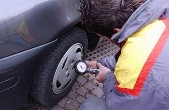 Auto, scatta il cambio gomme invernali 2025 ma occhio al fai da te