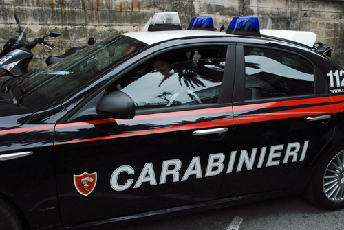 Uccide la moglie e un figlio, preso dopo la fuga: ammazzati a colpi di pietra, gravissima l’altra figlia