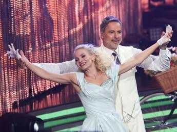 Beppe Convertini replica a Lucarelli: “Io figlio di due persone medie straordinarie”