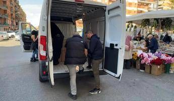 Blitz polizia locale al mercato del Quadraro di Roma, 2400 articoli sequestrati e sanzioni per 15mila euro