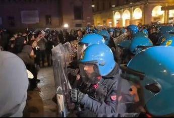 Bologna, tensione durante manifestazione Giovani Palestinesi: idranti e cariche della Polizia