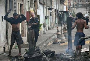Brasile, maxi blitz anti narcos a Rio de Janeiro: almeno 64 morti tra sospetti e polizia