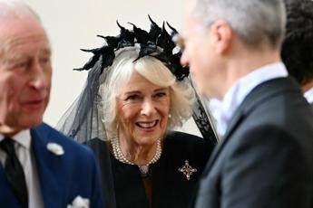 Camilla in nero in Vaticano, il velo firmato Philip Treacy nel segno della tradizione
