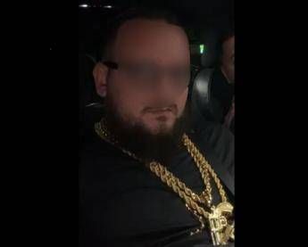 Catene d’oro, ciondoli con pistola, Totò Riina: i post social del presunto killer di Palermo