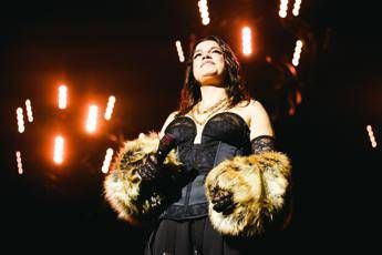 Emma suona la chitarra di papà Rosario: “Ho trovato coraggio dopo tanto tempo”