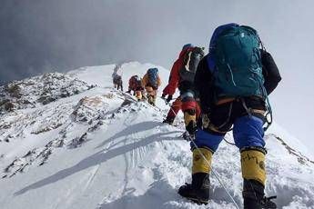 Everest, un morto e oltre 200 alpinisti ancora bloccati da bufera di neve