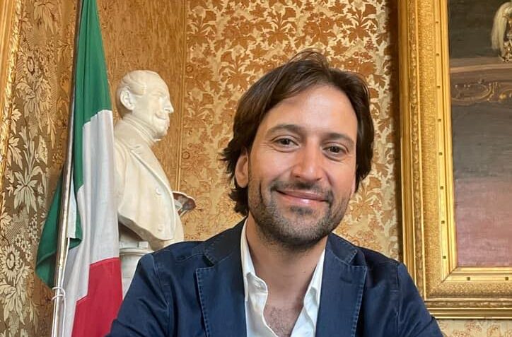 Paura a Palermo, in fiamme un appartamento sgomberato e bomba carta esplosa sotto casa dell’assessore comunale Ferrandelli