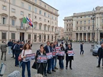 Flash mob +Europa contro Orban a Palazzo Chigi: “Dittatore con i soldi nostri”