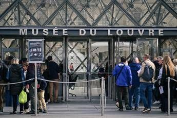 Furto dei gioielli della corona al Louvre, fermati due sospetti