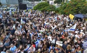 Gaza, Hamas pubblica la lista dei 20 ostaggi vivi: il rilascio in due fasi