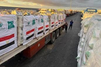 Gaza, consegnati i corpi di altri 4 ostaggi. Israele blocca gli aiuti, Trump avverte Hamas