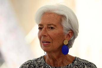 Lagarde a sorpresa visita il mercato di Firenze: “Prezzi del cibo ancora troppo alti”