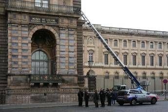 Louvre, il furto da film in 7 minuti. Macron: “Recupereremo i gioielli”
