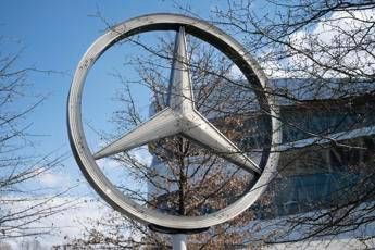 Mercedes riorganizza gruppo, ingloba società mobilità e servizi finanziari