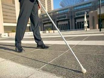 Si finge cieco per 20 anni: arrestato insieme alla moglie