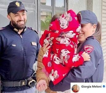Poliziotti scortano papà che porta figlia in ospedale. Meloni: “Eroi!”