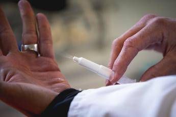 Reazioni allergiche gravi, ora c’è lo spray nasale di adrenalina: quando arriva in Italia