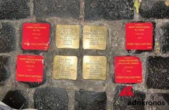 Roma, adesivi rossi con i nomi dei morti di Gaza accanto alle pietre d’inciampo