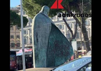 Roma, imbrattata la statua di Papa Giovanni Paolo II con falce e martello e la scritta ‘fascista’