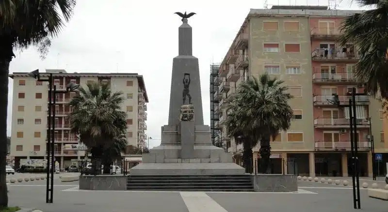 San Cataldo. Il 4 novembre corteo fino in piazza degli Eroi e deposizione di una corona di alloro al Monumento ai Caduti